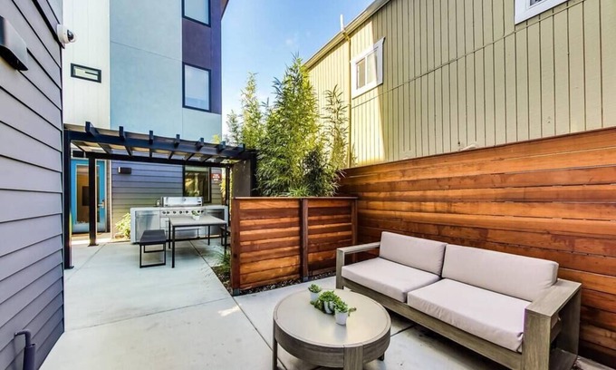 Hoover - Foster Apartamento | Brand New Luxury Fully Furnished Studio Suite!