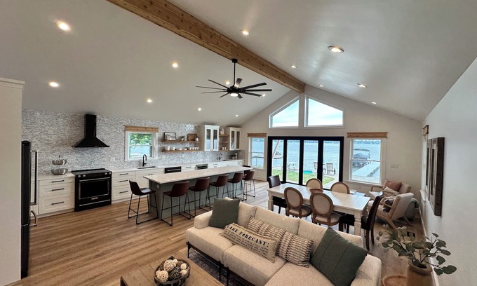 Pinckney Casa | Brand-New Luxury Lakefront! 5BR/4BA, 3 Primary Suites, Dock & Boat Rental Option