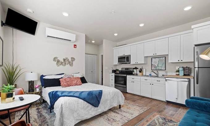 Tri-Cities Apartamento | Brand new, luxury studio for rent by the night, week or month!