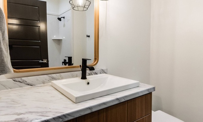 Smithfield Apartamento | Brand New Modern - 1 bed 1 bath w/ Sunset Views