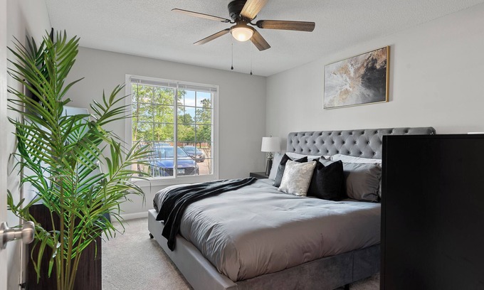 Springfield Apartamento | Brand New! Modern 1BD,1BA Hidden Gem w/King Bed, Patio, Fast WiFi & Free Parking