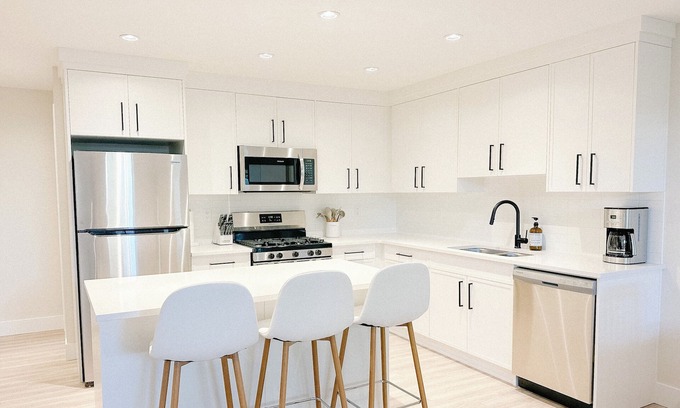 Langley Casa | Brand New Modern 2 Bedroom Suite - Pet Friendly