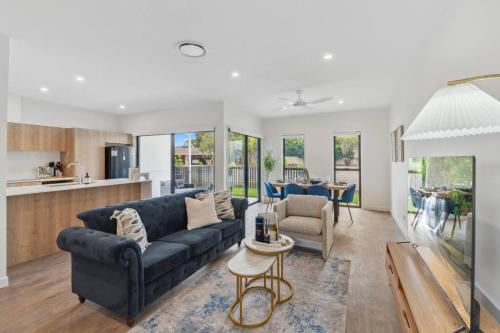 Capalaba Casa | Brand New Modern 4BR House with Parking Yard Mall and Park