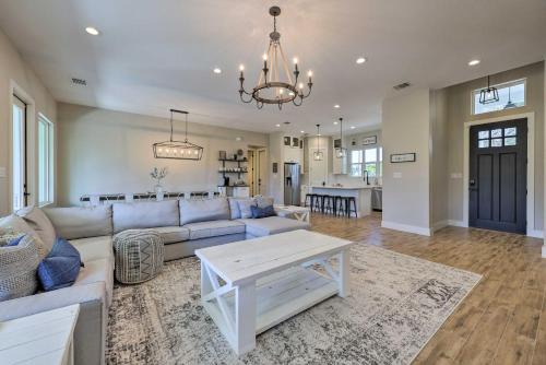 Canyon Lake Casa | Brand New Modern Canyon Lake Escape with Fire Pit!