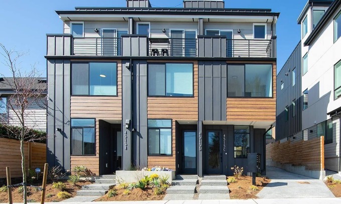 Wallingford Casa | Brand New Modern Home with Seattle City View|95 ws