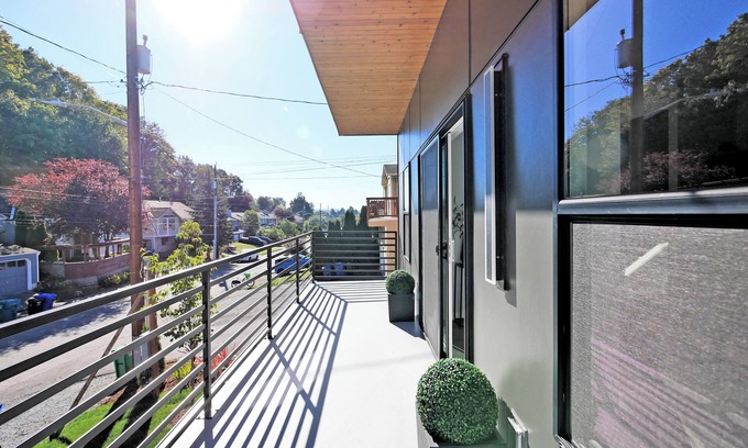 Columbia City Condominio | Brand New Modern Home with Rooftop Terrace, Jacuzzi, Garage, and high-speed Wifi