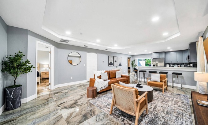 Lantana Casa | Brand New Modern Villa - Fully Fenced Backyard