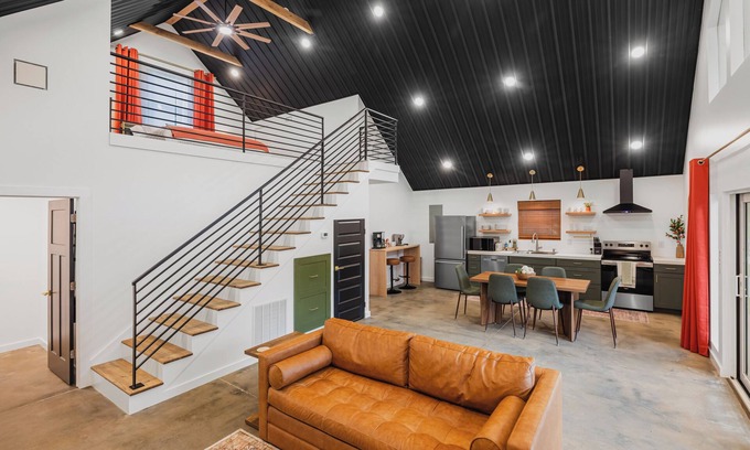 Waynesville Casa | BRAND NEW Mountain Barndominium Retreat/Sleeps 6/4 Miles to Main St