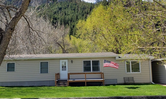 Cascade Cabina | Brand new-newly renovated cabin on 1/2 acre lot right on the Missouri River!