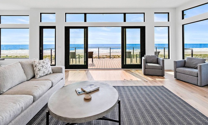 North Beach Casa | Brand New Oceanfront 6 Bdrm 4 en Suites with Pool 1053C North Beach
