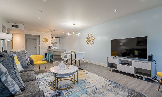 Entertainment District Condominio | Brand New | Old Town | 2BD/2BTH | POOL | Furnished