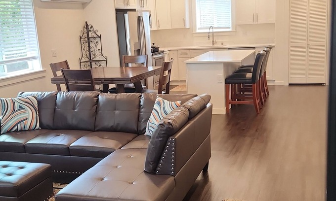 Eastside Apartamento | Brand New Peaceful Top Floor 2-bedroom Apartment in Tacoma