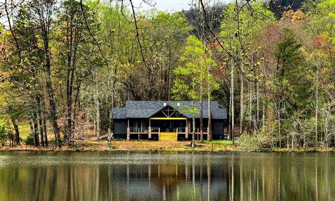 Mills River Casa | BRAND NEW Perfect Getaway with Lake Views, Full Kitchen and Outdoor Fire Pit