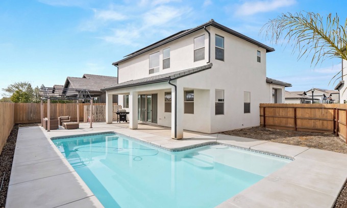 Clovis Casa | Brand New, Pool, Game Room, BBQ, 2 King Suites!