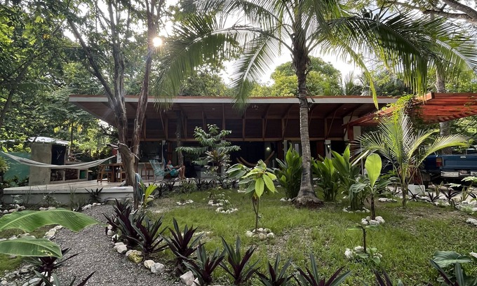 Cabuya Casa | New, Private Beach House with garden 200 m from the beach