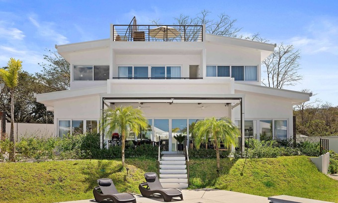 Playa Avellanas Casa | Brand New Professionally Decorated Luxury 5 Bed Avellanas Home Minutes to Beach