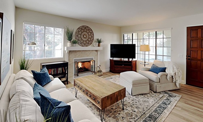 University City Condominio | Brand NEW Remodel Single Level 2 Bd 2 Ba 2 Car Garage POOL UTC La Jolla Close to UCSD!