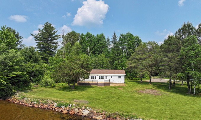 Merrill Cabina | Brand NEW Renovated Lakefront Cabin on Lake Chateaugay with Beach Access.