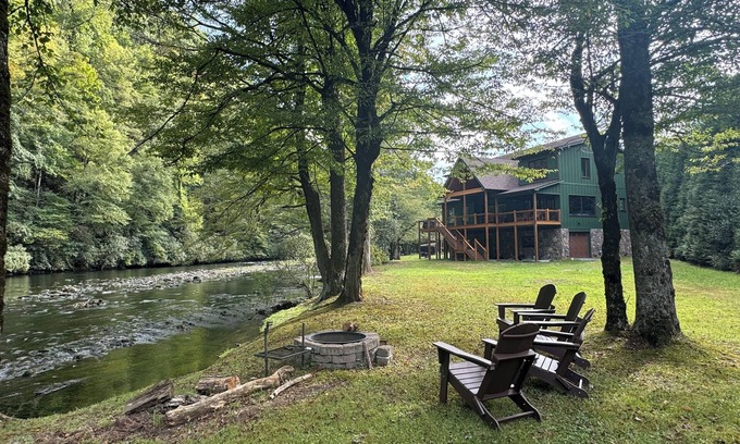 Nantahala Cabina | Brand New Riverfront Retreat – Ultimate Privacy, Stunning Views, & Dog-friendly!