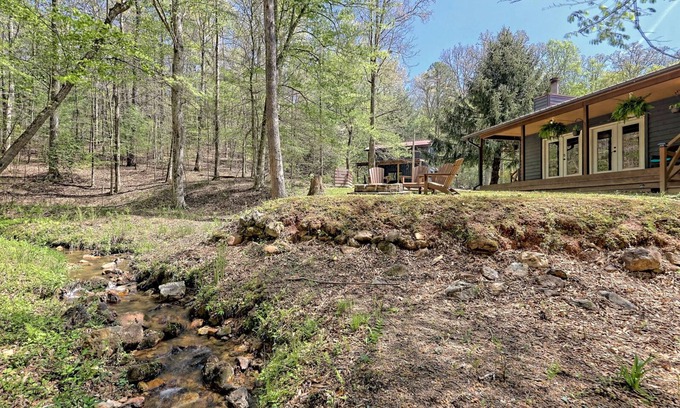 Morganton Cabina | BRAND NEW! Romantic bungalow w/hot tub- minutes from downtown Blue Ridge
