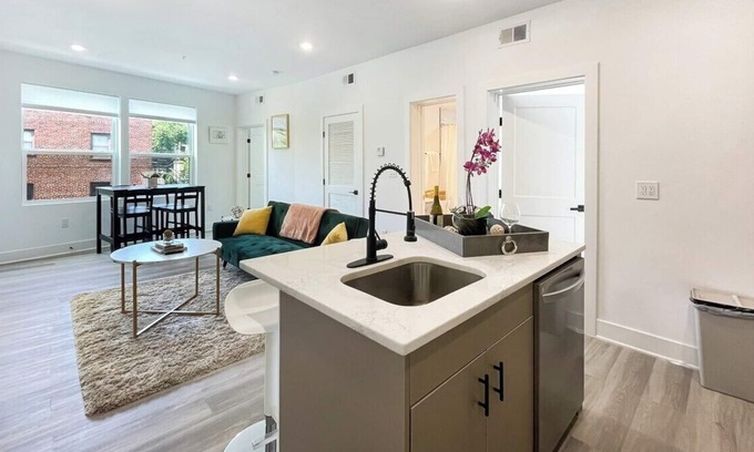 Kingman Park Cama Y Desayuno | Brand New Roomy Luxurious Unit