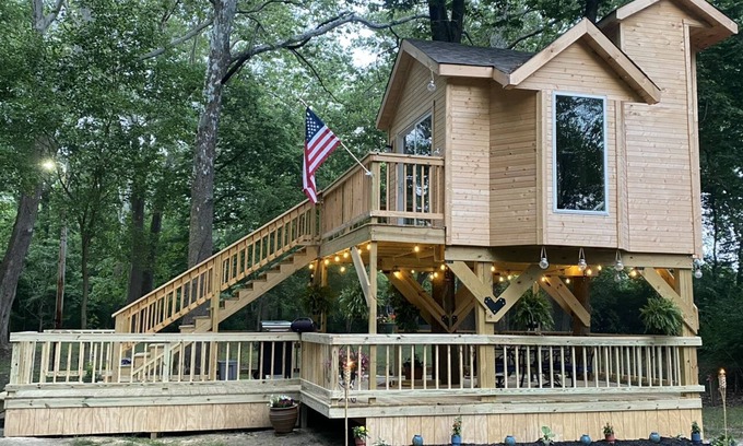 Circleville Cabina | Brand new Rustic Treehouse on the Scenic Big Darby Creek Sleep under the stars.
