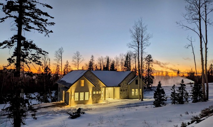 Beaver Casa | BRAND NEW Ski-In Ski-Out at Eagle Point Resort Utah - Sleeps 33 Comfortably!