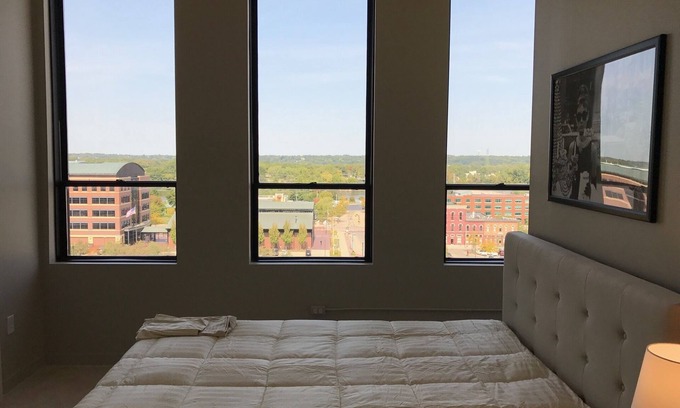 Moline Apartamento | Vistas nuevas, estelares, espacio de cadera en la verdadera vida urbana del centro.