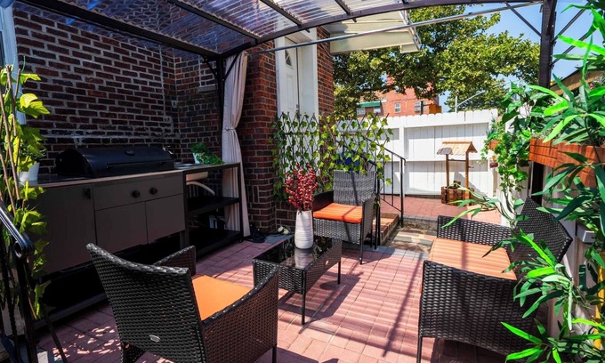 Queens Apartamento | Brand New Studio! Stylish w/Laundry! Parking! Main St!