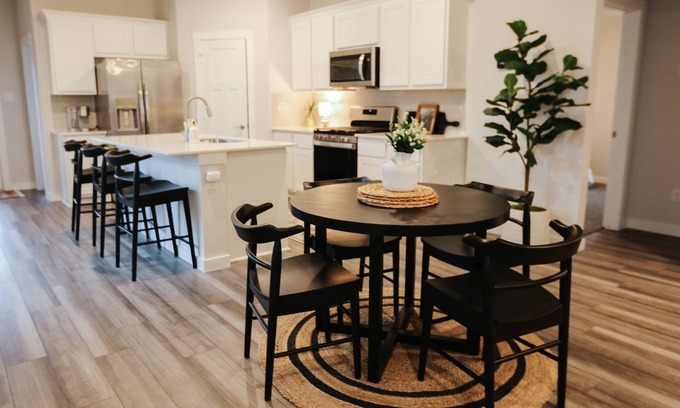 College Station Casa | Brand New Stylish Getaway house in the Heart of Aggieland!