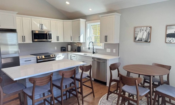 Wakefield-Peacedale Apartamento | Brand New Stylish Black Cottage