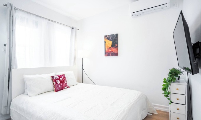 Queens Apartamento | Brand New, Stylish Small Studio with Bathroom , Kitchenette, Laundry and WiFi