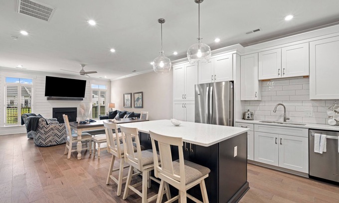 Cape Charles Casa | Brand new Stylish home for you and your pet!