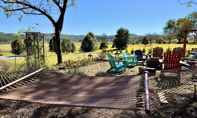 Brevard Cabaña | BRAND NEW - THE KING OF THE HILL - W HOT TUB AND PRIVATE BACKYARD