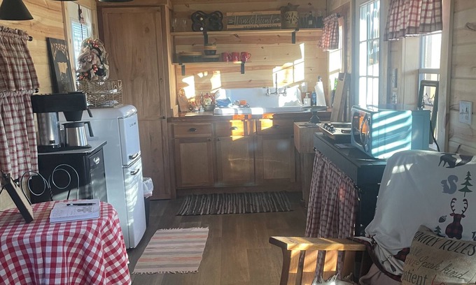 Pomona Cabina | Brand new tiny cabin located on farm. Near rivers, trailsheads & national forest
