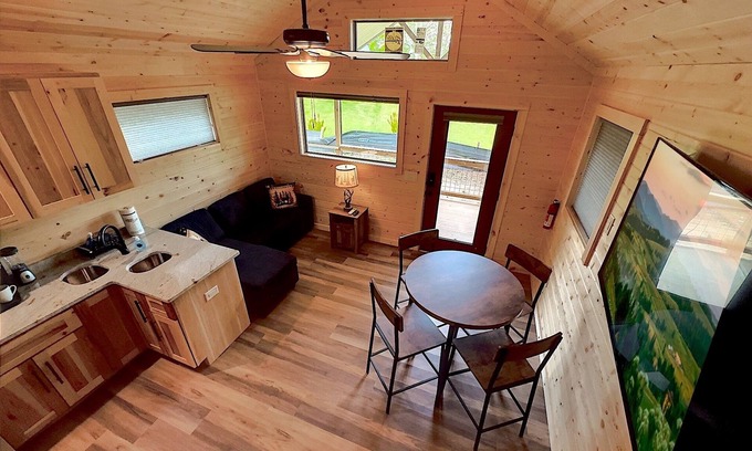 Hiawassee Cabaña | ★Brand New★ Tiny Cabin in Downtown Hiawassee on the LAKE!