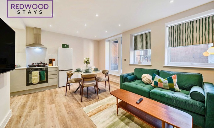 Rushmoor District Apartamento | Brand New, Town Center, FREE FAST WiFi, Balcony by Redwood Stays
