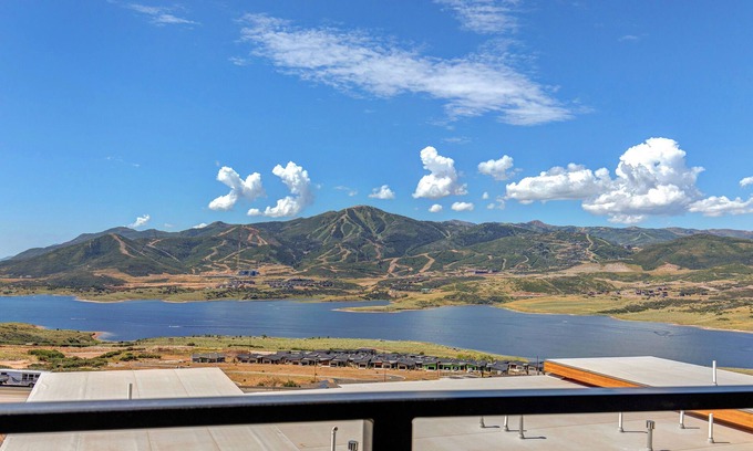 Hideout Casa | Brand-new townhome with views, shuffleboard - 12 mins to Park City & Deer Valley
