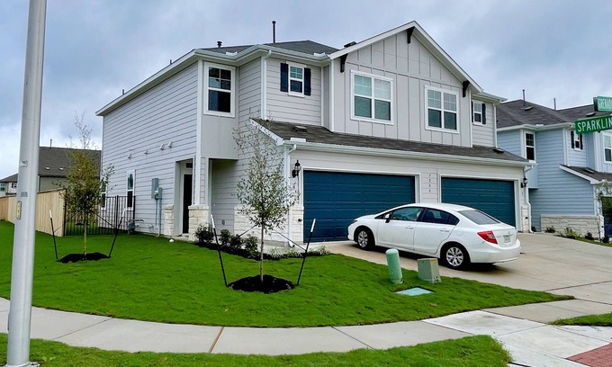 Del Valle Casa | Brand new townhouse and brand new appliances to live!