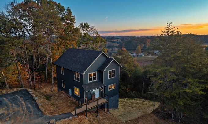 Sevierville Cabina | Brand New! Views! Easy Roads! Hot Tub! Beautifully Decorated!