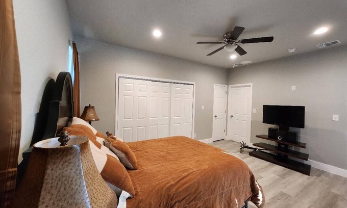 Helotes Cabaña | Brand new w/ gorgeous hill views- Ready to relax