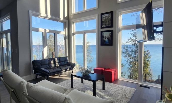Oro-Medonte Casa | Brand new waterfront LUXE lake house for a beautiful week/end away!
