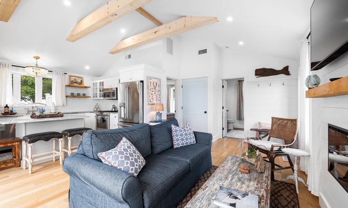 Narragansett Cabaña | BRAND NEW Waterview 1-bedroom cottage on Great Island Narragansett w/Hot Tub