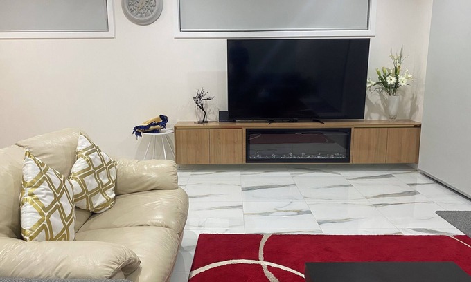 Melton South Casa | Brand new whole house filled with all amenities.