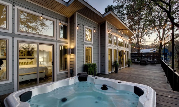 Mid America Casa | BRAND NEW 2/2 hilltop Hideaway w/lrg deck/hot tub/outdoor fire pit & game room!