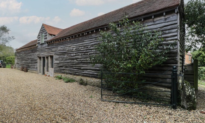 Malmesbury Cabaña | BRANDEERS LONG BARN, pet friendly, with a garden in Minety