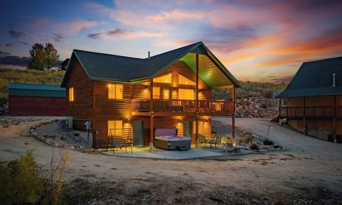 Fish Haven Casa | Brando Lodge | Lake Views - Hot Tub - Fire Pit