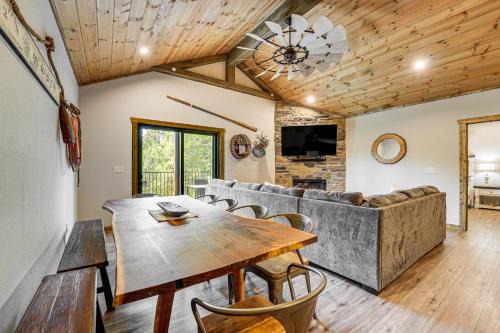 Indian Point Casa | Branson Cabin with Pool Access and Private Boat Slip!