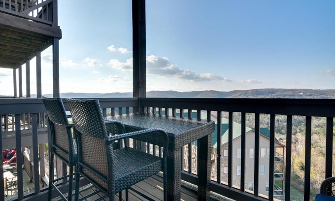 Indian Point Apartamento | Branson Condo with Pool Near Silver Dollar City!