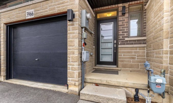 Brantford Casa | Brantford King Bed Near it All